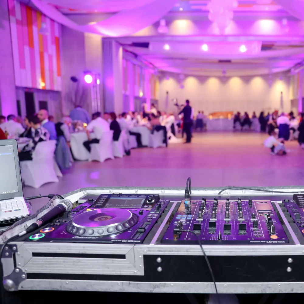 DJ et équipement lors d'un événement