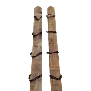 Échelles en bambou avec cordes enroulées