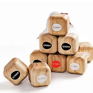 Blocs en bois empilés avec logos